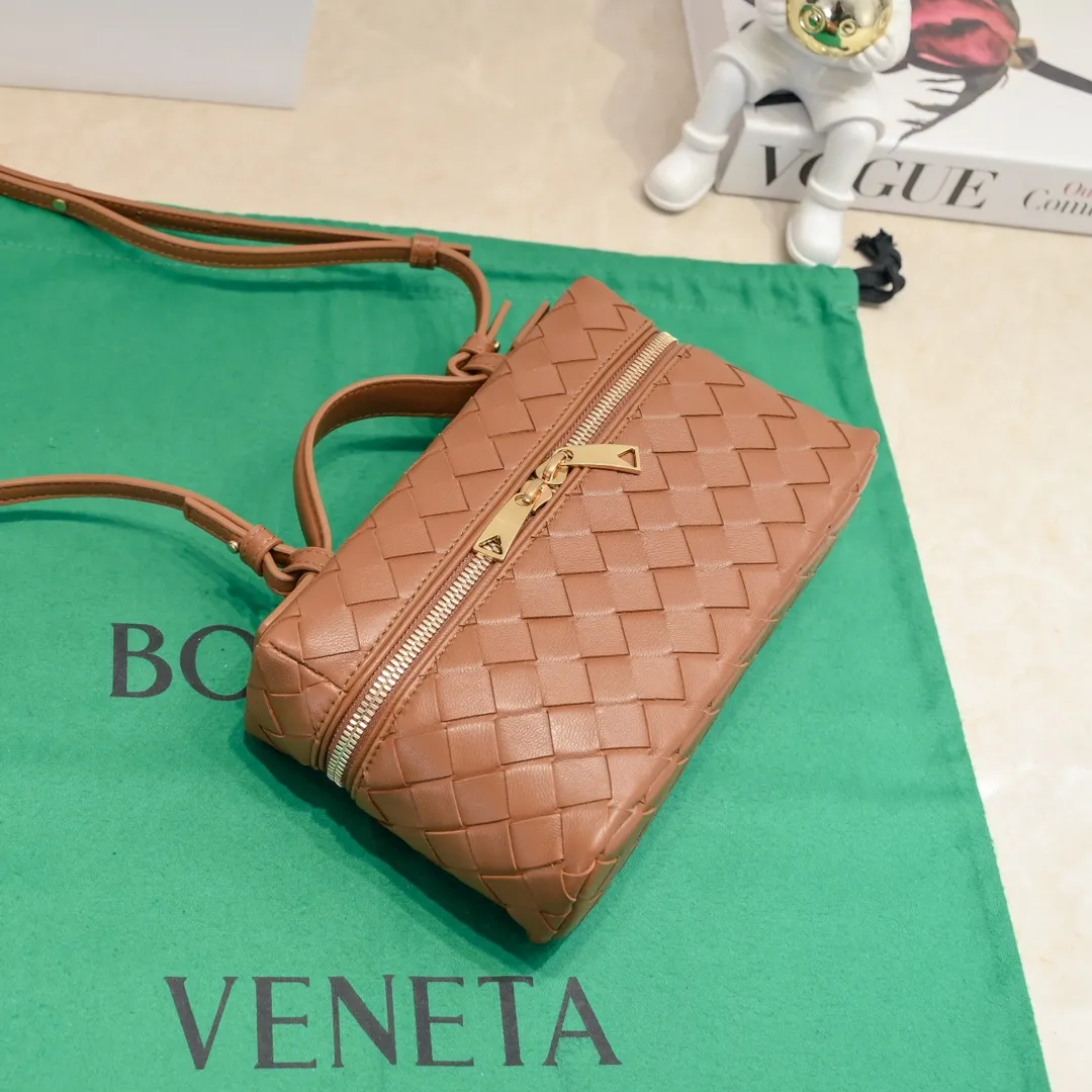 Batch 1360 Bottega Veneta 24 spring and summer woven zipper crossbody bag. A crossbody bag that can be used as a cosmetic bag. The exquisite weaving and compact body are an indispensable accessory for the upcoming summer. The double zipper also better protects the bag. It has a large capacity. If you like it, don’t miss it. Style number: 9109 Size: 22*12.5*5cm
